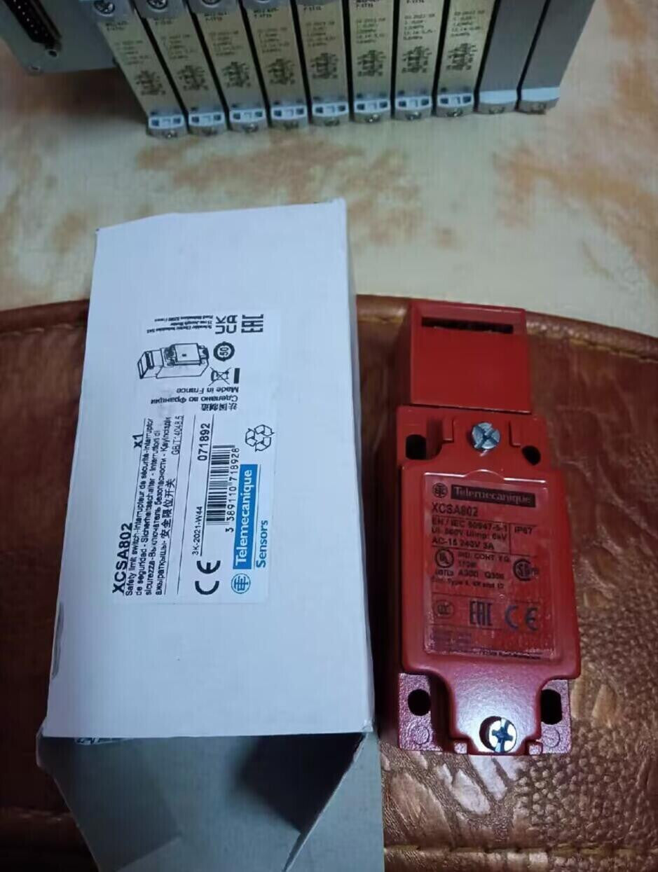 1PC Schneider XCSA802 XCS-A802 Safety Limit Switch Free Ship