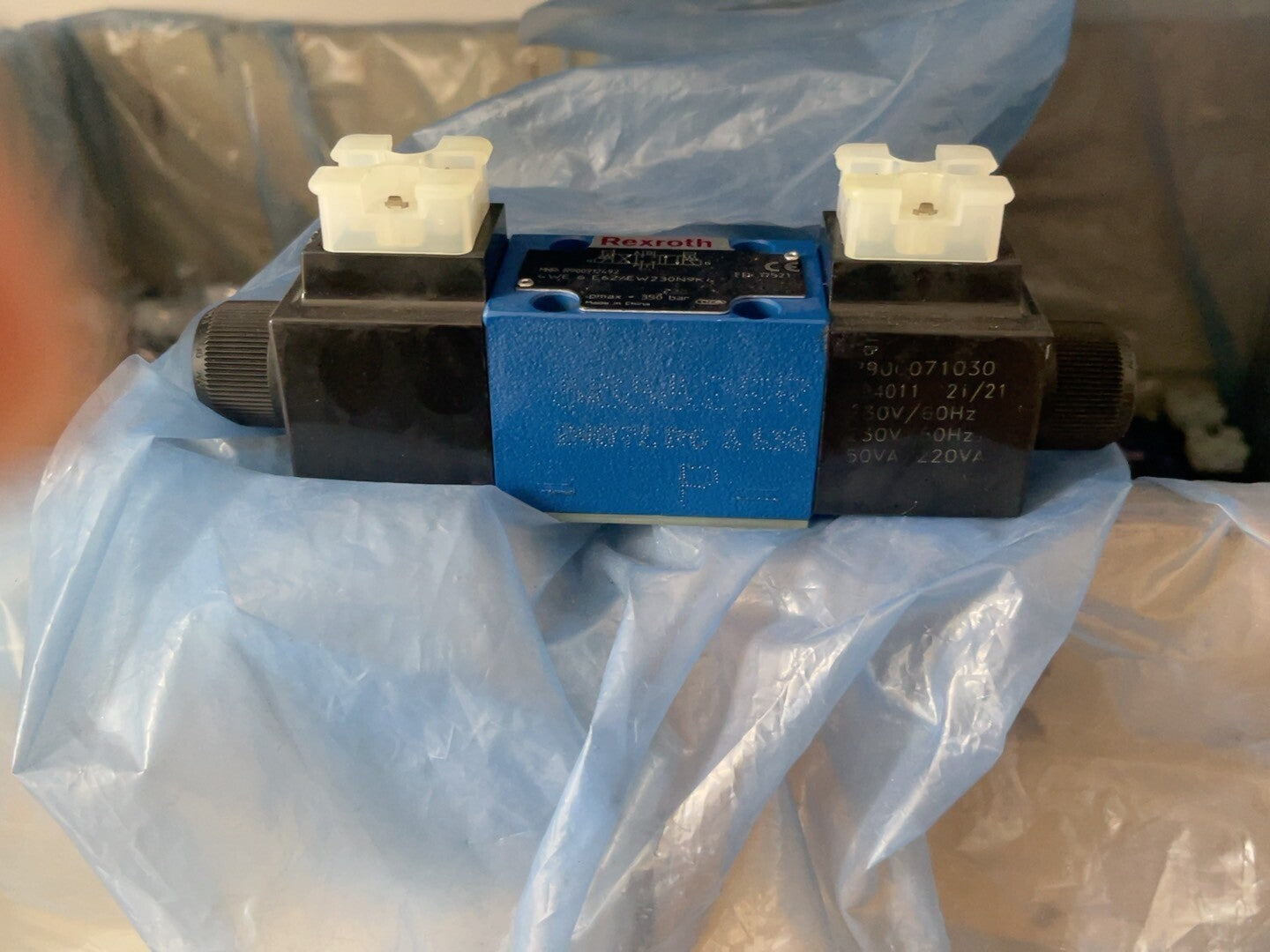 new 4WE6E6X/EW230N9K4 REXROTH VALVE
