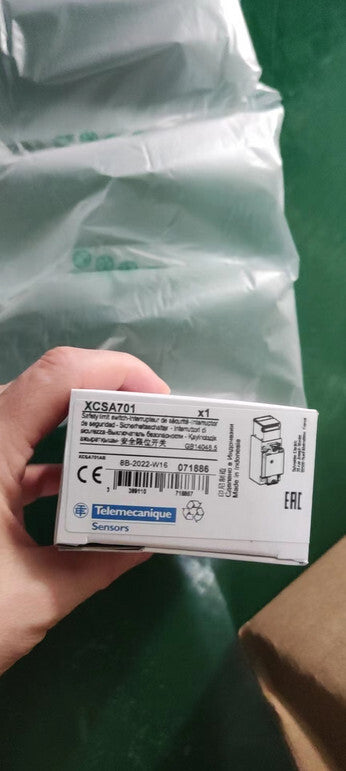 1PC Schneider XCS-A701 XCSA701 Safety Limit Switch Free Ship