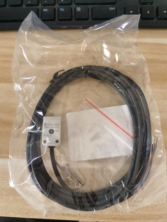 1PCS Schneider XS8S173NAL2C Proximity Sensor