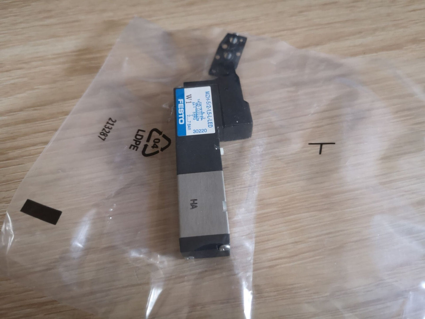 1PC Festo MZH-5/2-1,5-L-LED 30220 Solenoid Valve *TT