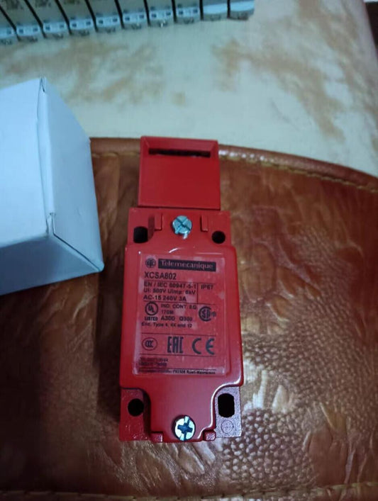 1PC Schneider XCSA802 XCS-A802 Safety Limit Switch Free Ship