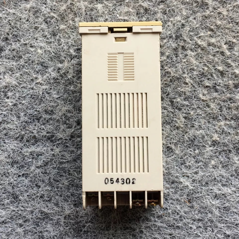 Omron E5CS-Q1KJX-F Temperature Controller - OMRON