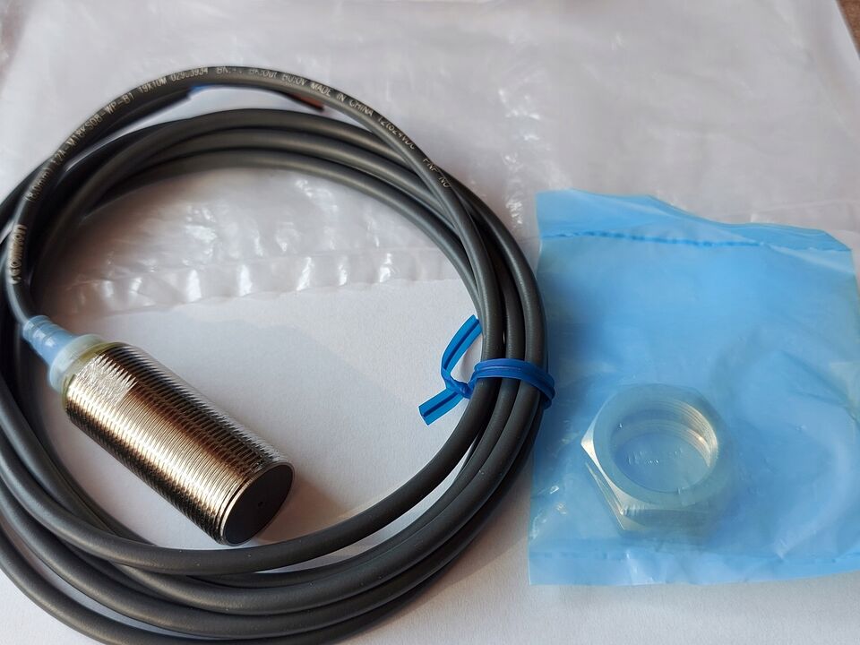 new Omron E2A-M18KS08-WP-B1 Proximity Switch One E2AM18KS08WPB1 - OMRON