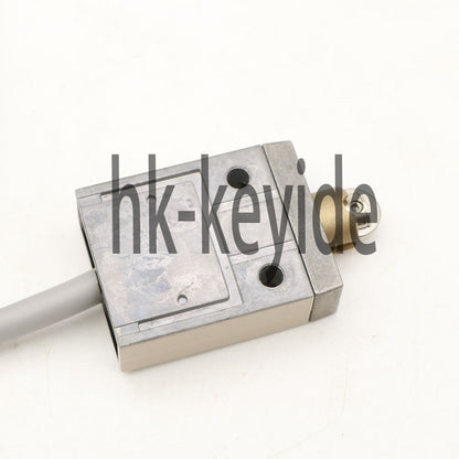 1Pcs azbil 914CE2-3 travel switch