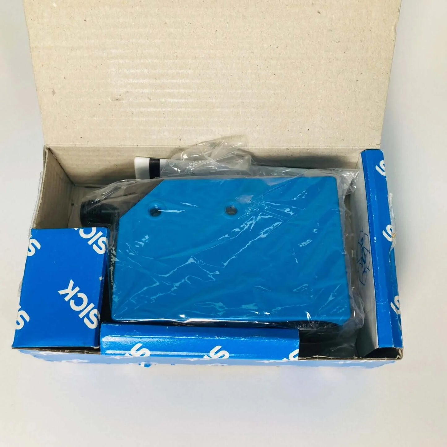 New SICK LUT3-650 1015398 Luminescence Sensor 1PC - SICK [2]