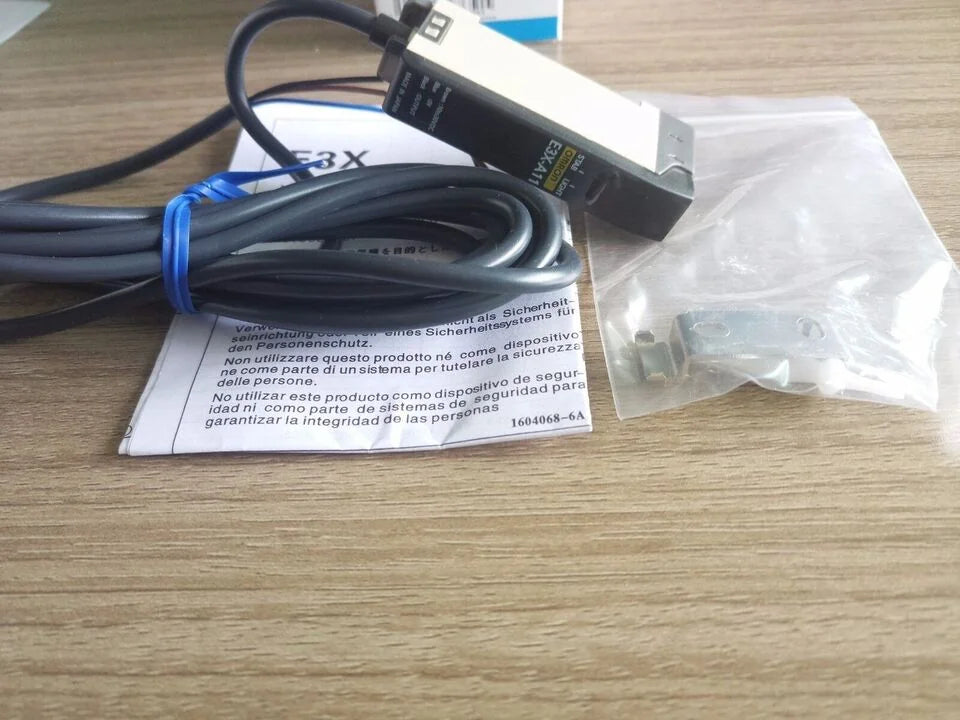 Omron E3X-A11 Photoelectric Sensor Switch - OMRON [1]