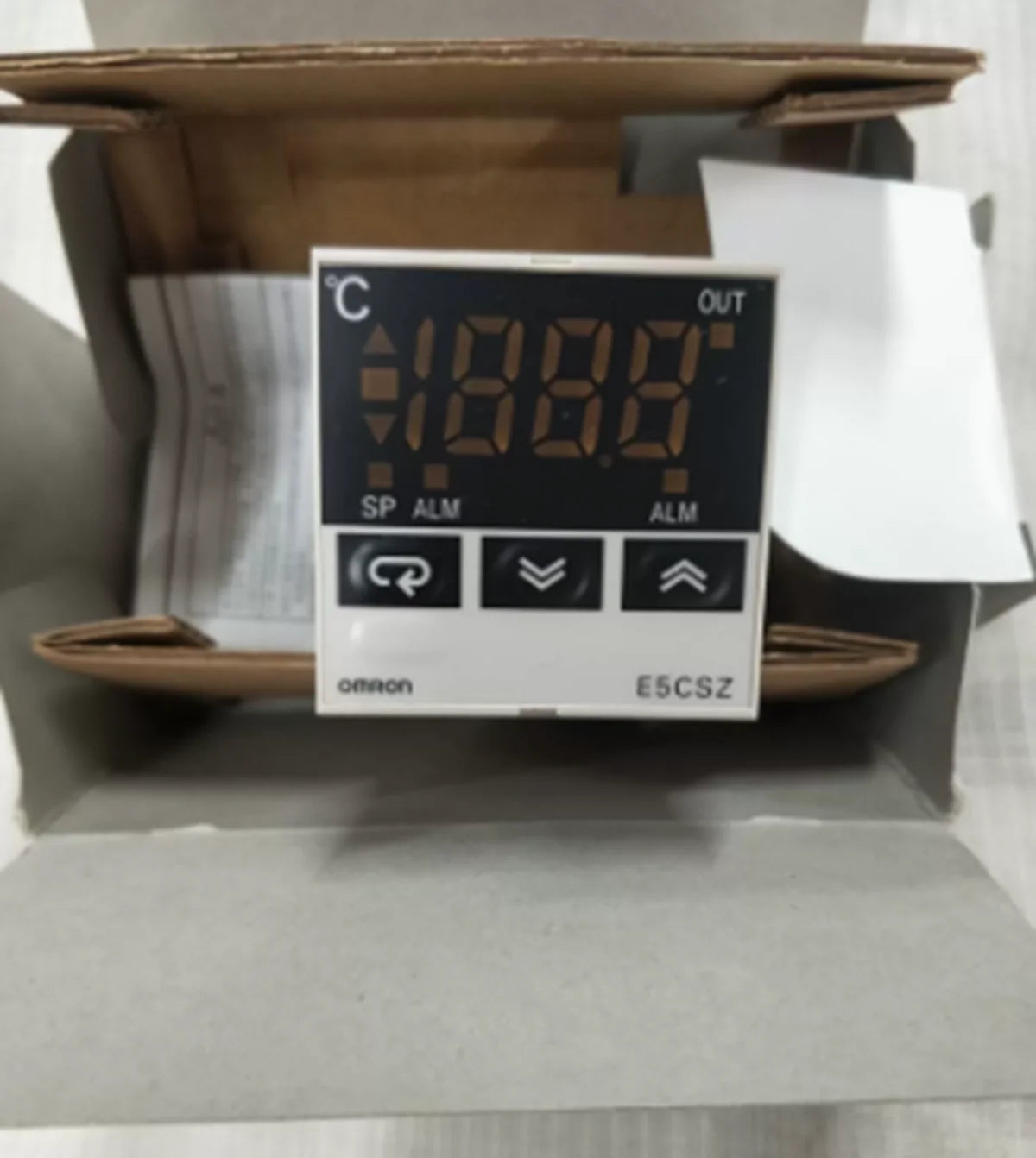 Omron E5CSZ-Q1T Digital Temperature Controller 100-240V - OMRON [1]