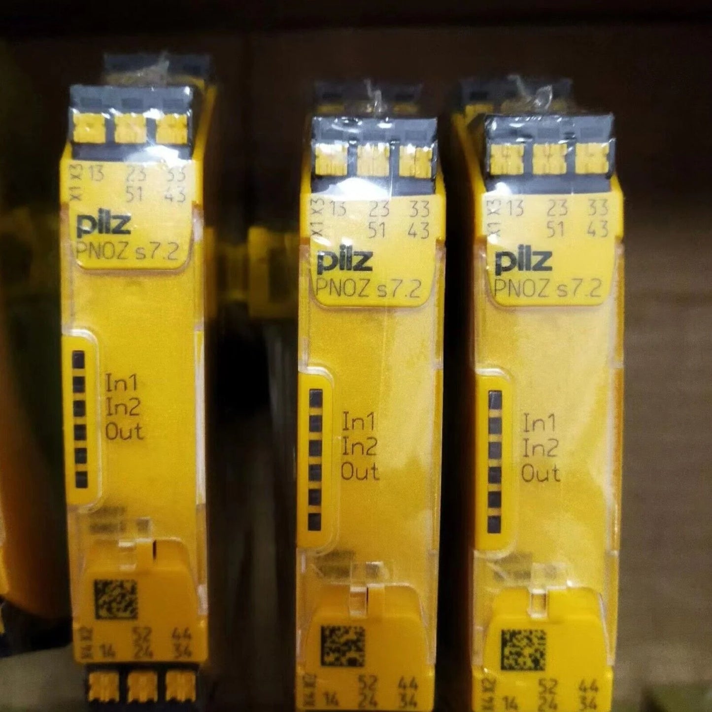 new One Pilz Safety relay PNOZ S7.2 C 24VDC 751177 off the shelf - SIEMENS [4]