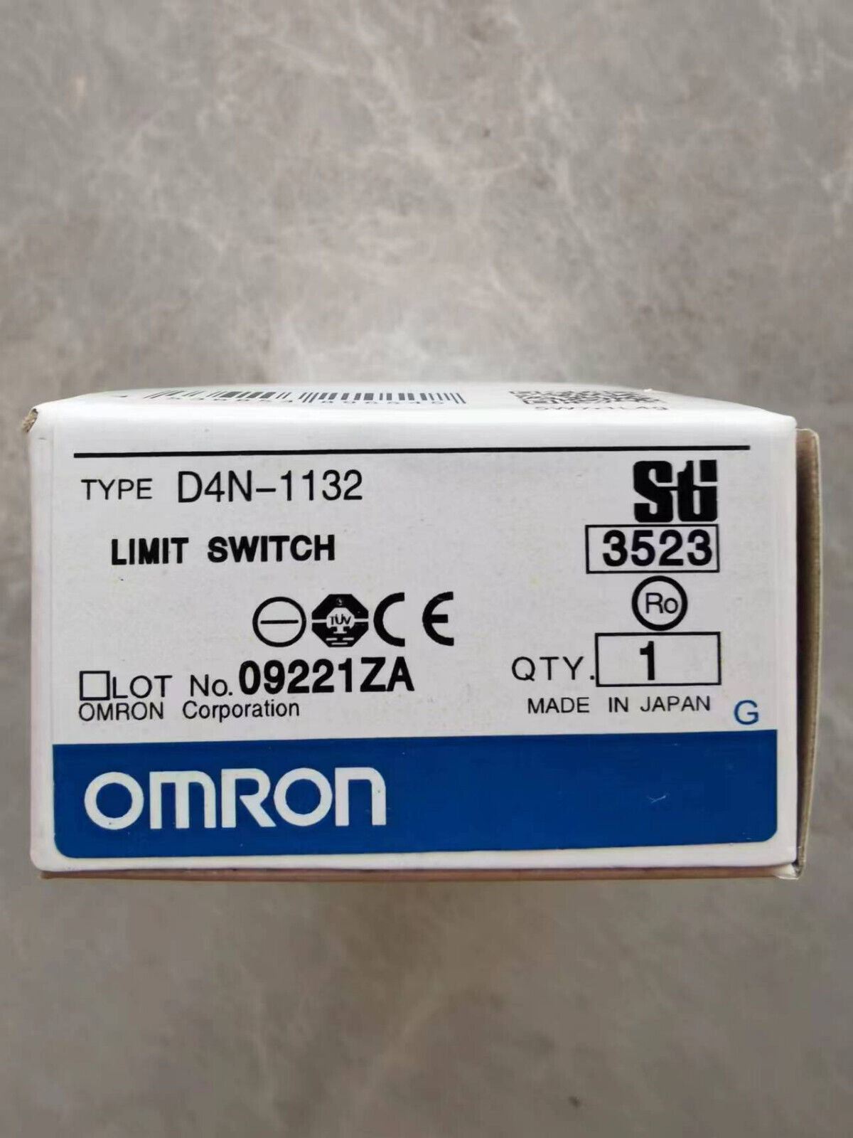 Omron D4N-1132 Limit Switch - New In Box, Reliable Performance - OMRON