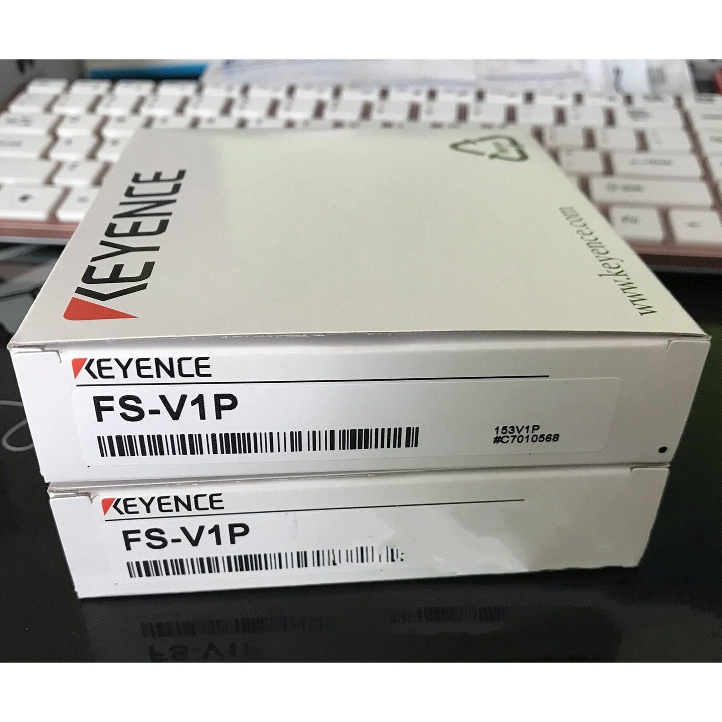 ONE KEYENCE FS-V1P Optical Fiber Amplifier - Year Model - KEYENCE