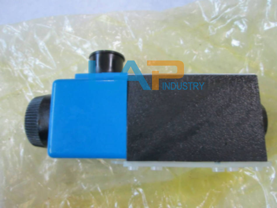 VICKERS DG4V-3S-8C-VM-U-D5-61 Solenoid Valve - 1PC New - VICKERS