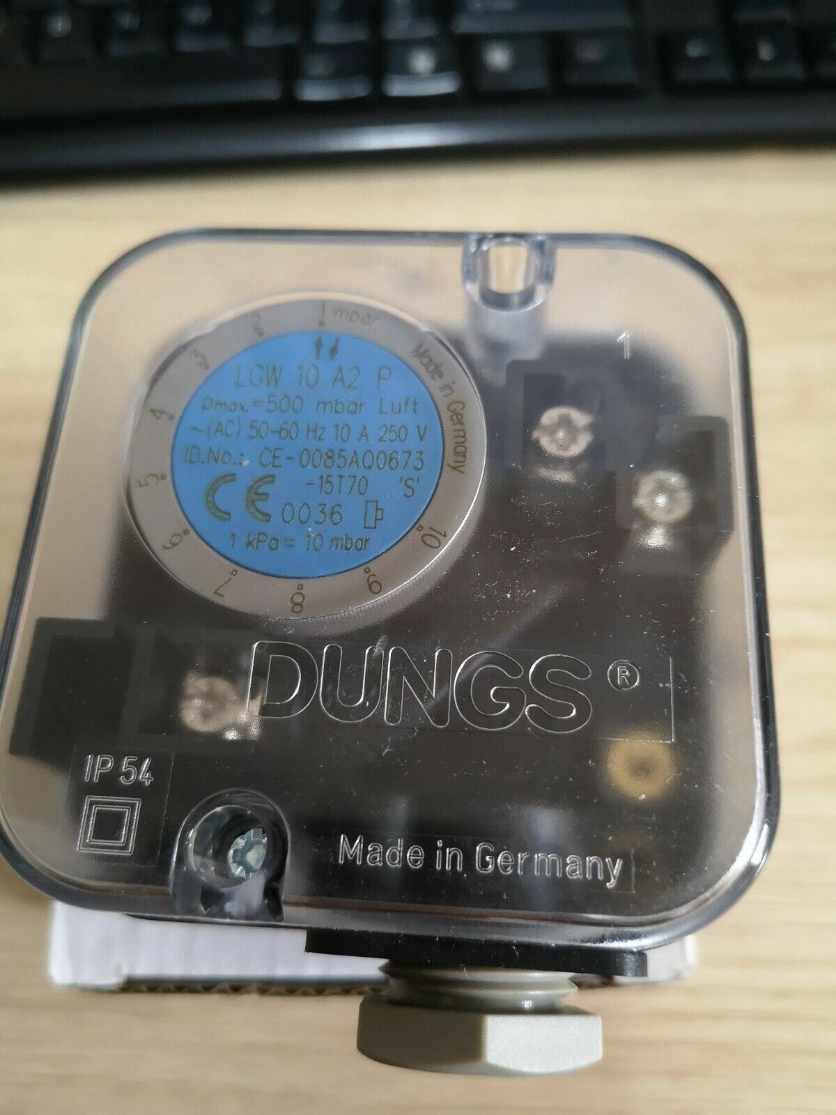 new One  DUNGS LGW10A2P Pressure Switch In Box