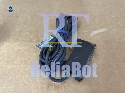 1pcs IN BOX Omron E3X-SD41
