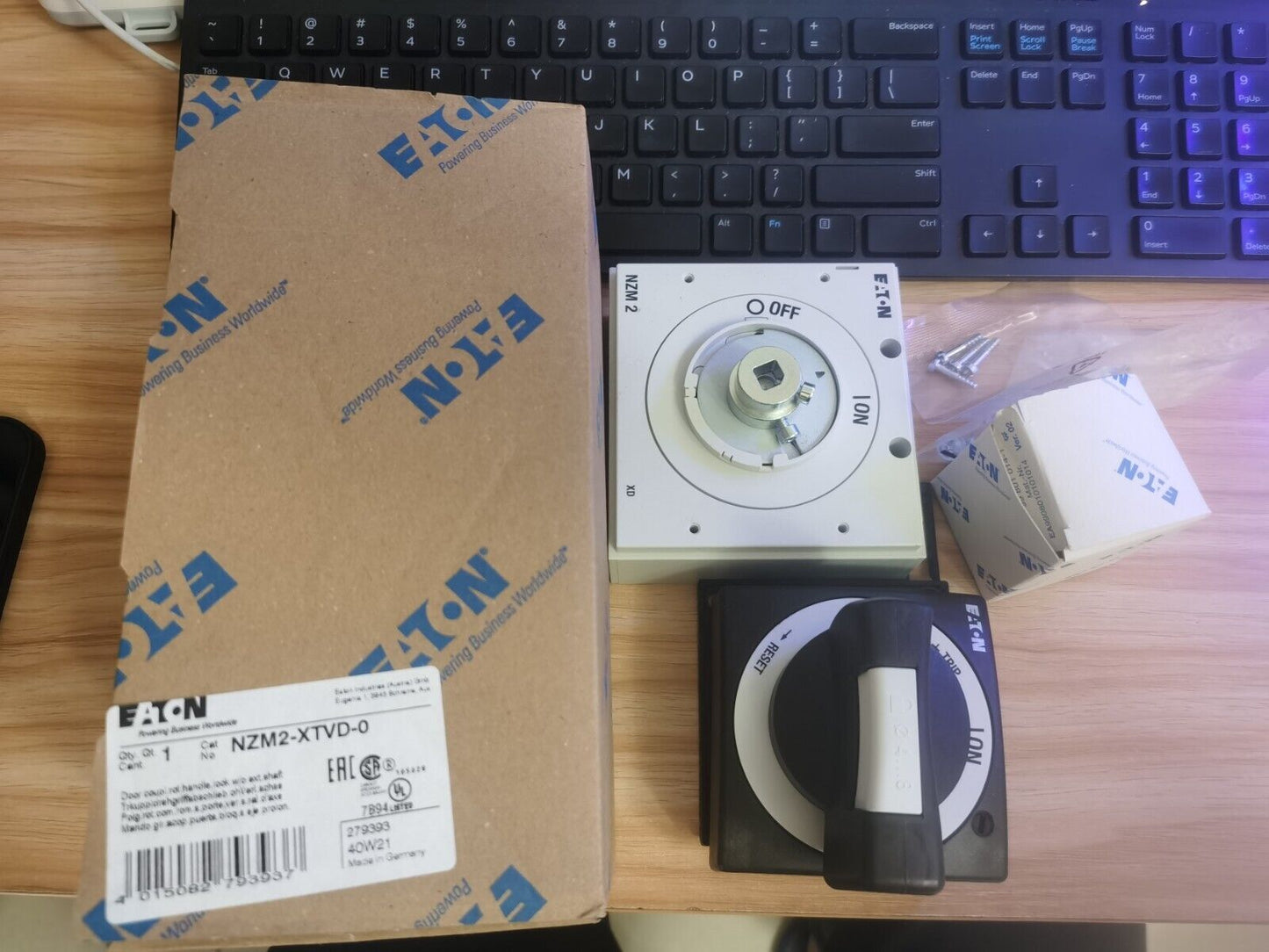 new 1PCS Eaton Moeller NZM2-XTVD-0 NZM2XTVD0 Rotary Handle In Box - EATON MOELLER