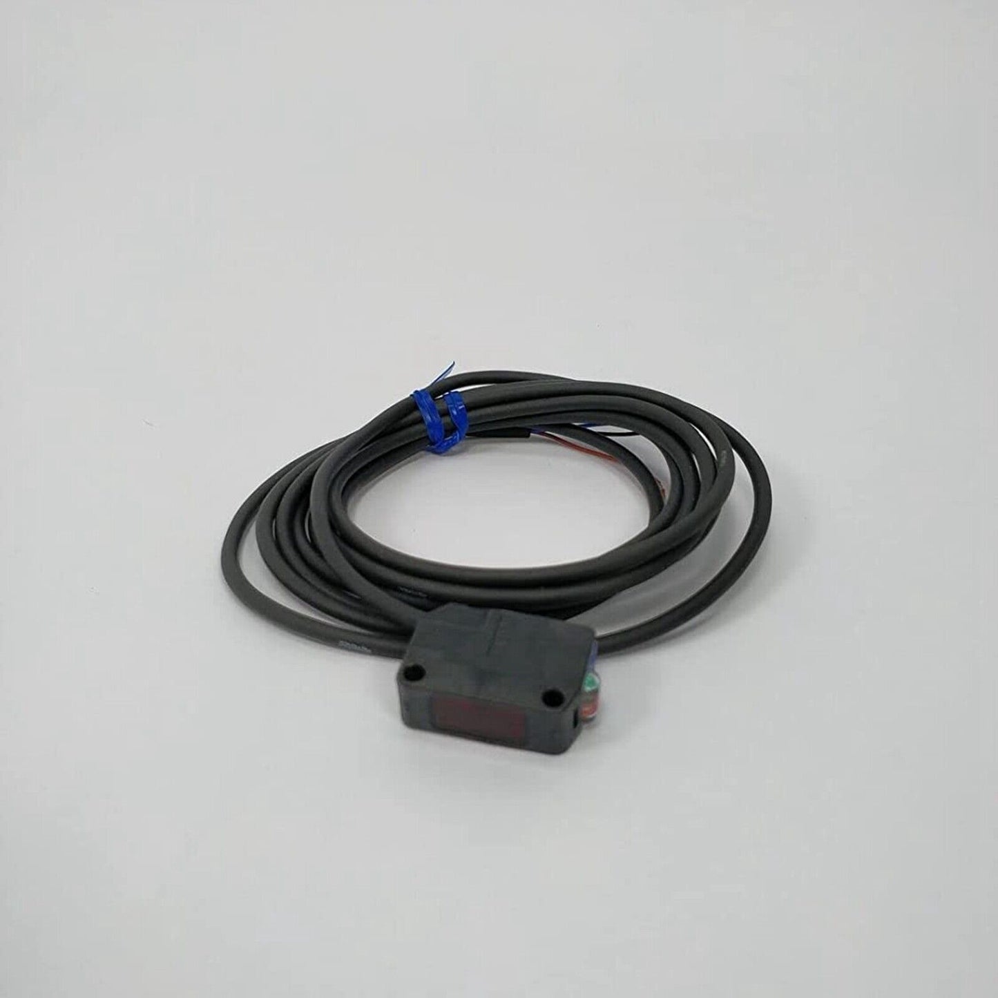 KEYENCE PZ2-61P Photoelectric Sensor - Precision Light Detection & Measurement - KEYENCE