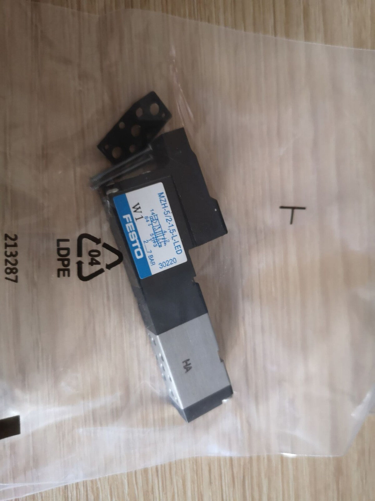 1PC Festo MZH-5/2-1,5-L-LED 30220 Solenoid Valve *TT