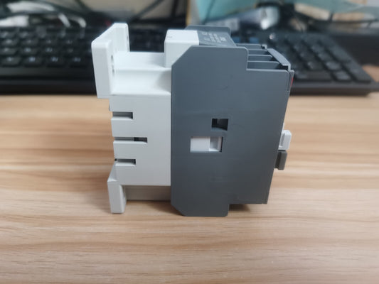 1PCS  ABB AX12-30-01 AX123001  AC Contactor 1NC