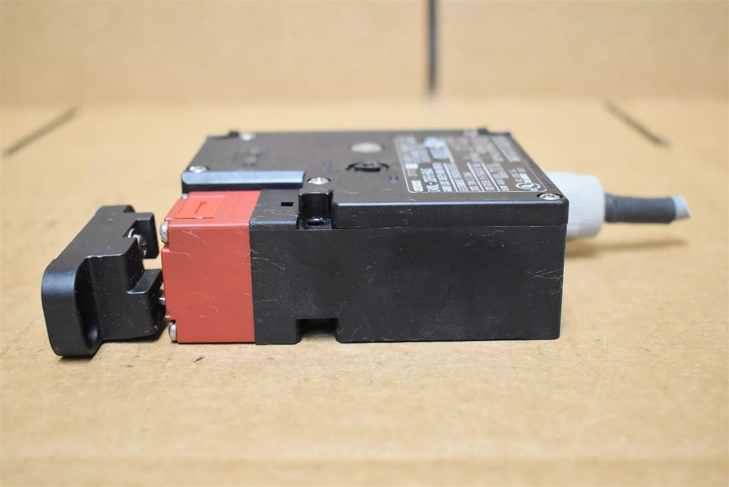 OMRON D4NL-2DFG-B4S Safety Door Switch - 1PC New - OMRON