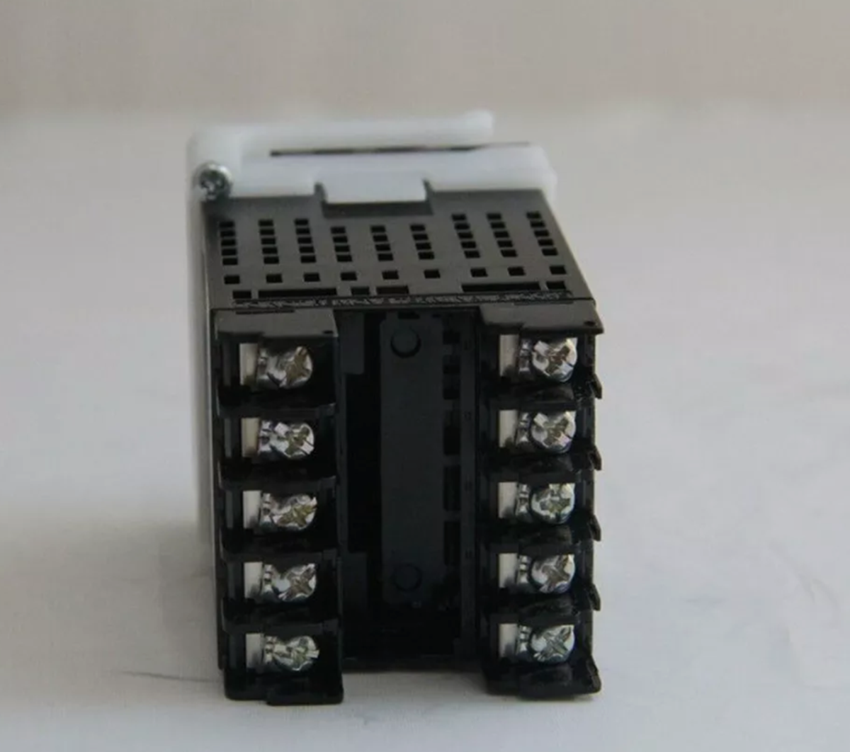 Omron E5CZ-Q2MT Temperature Controller 100-240VAC - OMRON