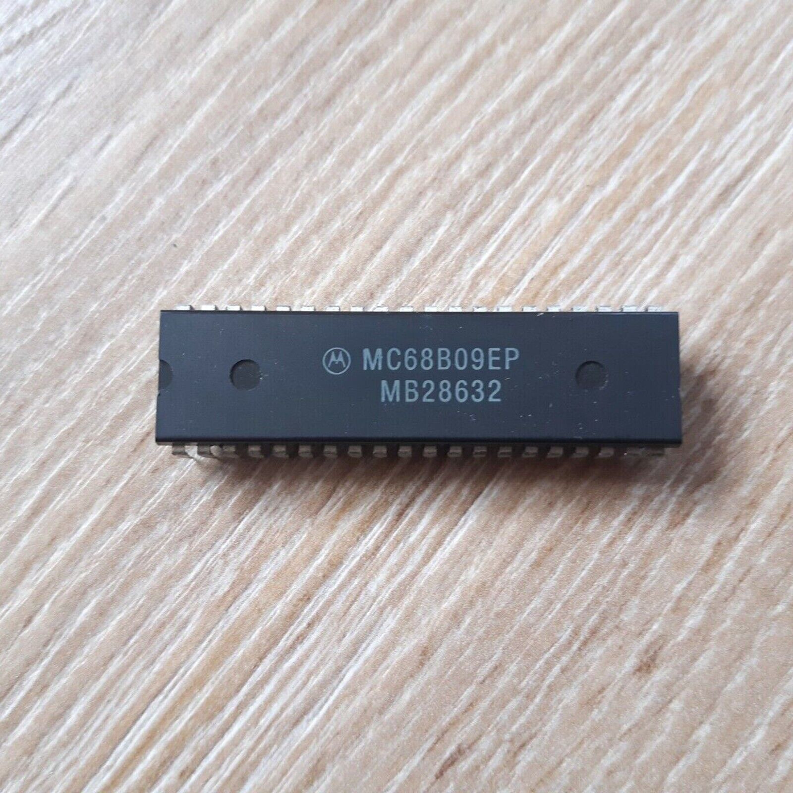 50pcs Motorola MC68B09EP DIP-40 8-Bit Microcontroller - MOTOROLA