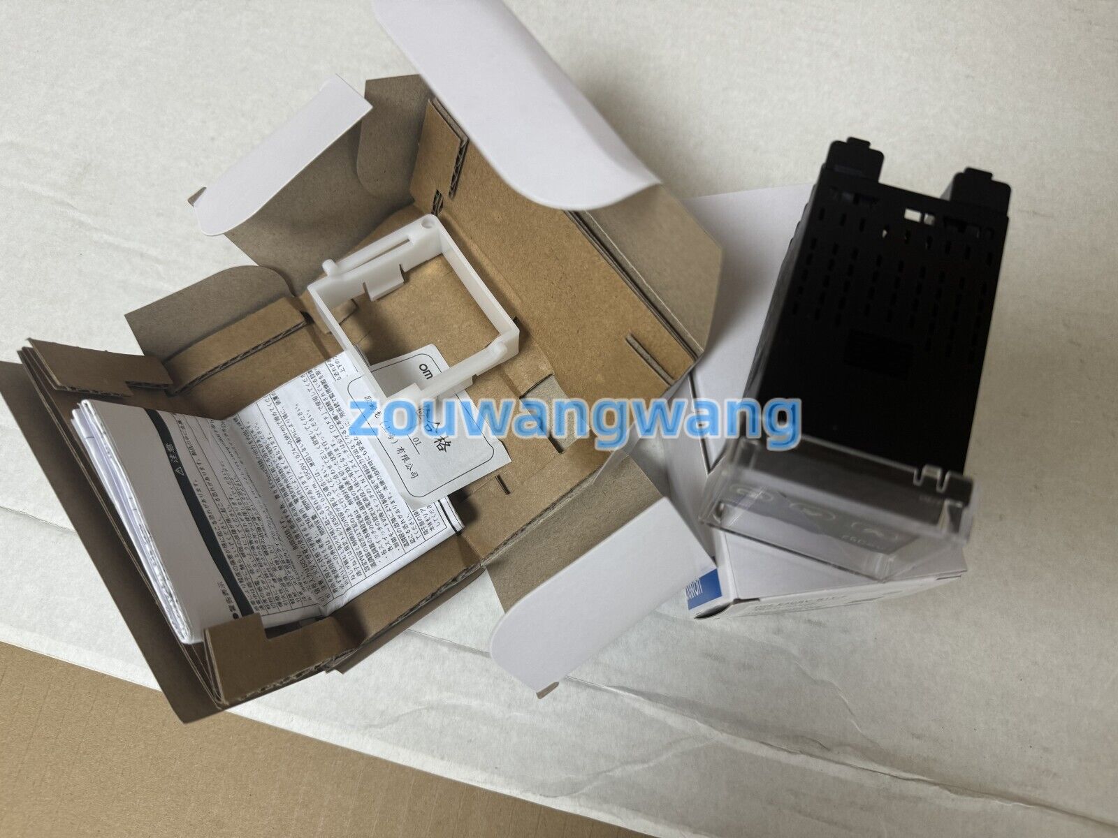 new In Box Omron E5CSV-R1T-F E5CSVR1TF Temperature Controller - OMRON