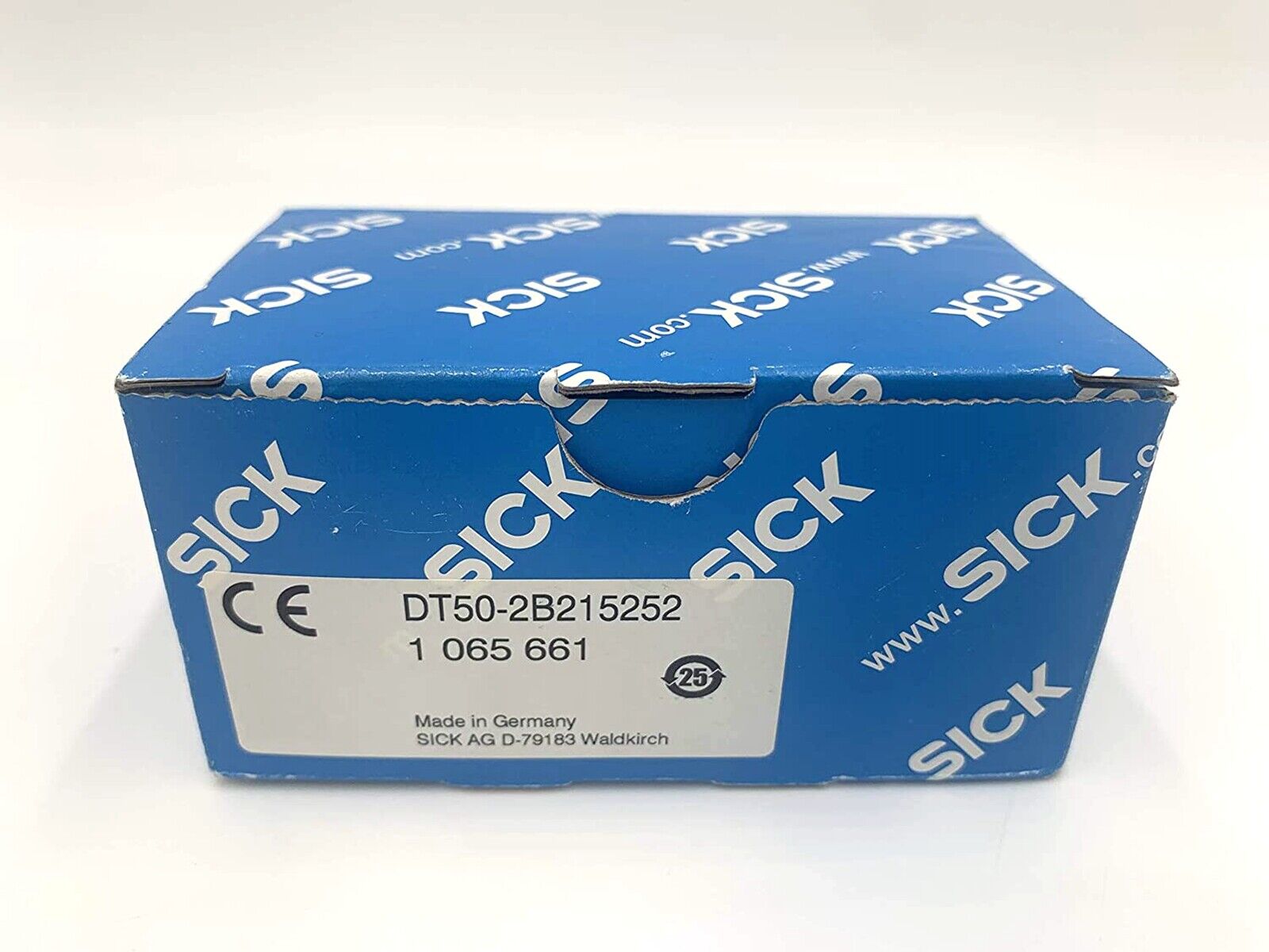 new  In Box SICK DT50-2B215252 1065661 Distance Sensor