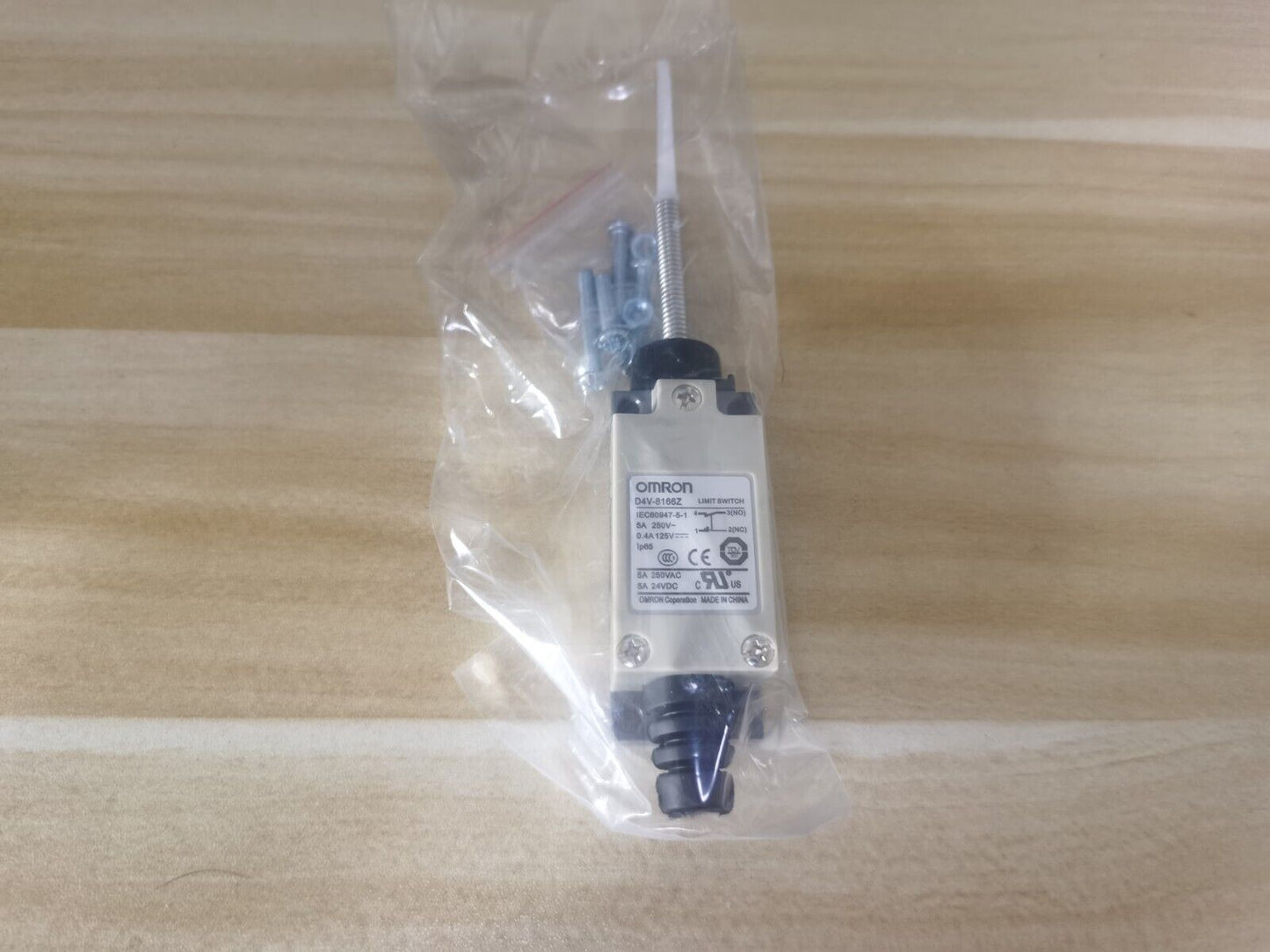new D4V-8166Z D4V8166Z 1PCS Omron Limit Switch ship *TT - OMRON