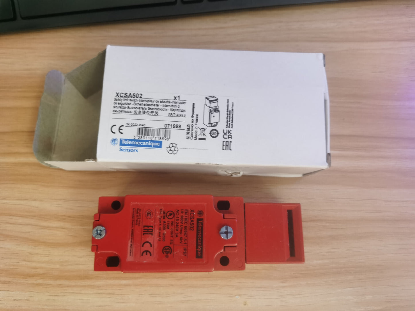 1PC  Schneider XCSA502 XCS-A502 Safety Limit Switch  Free Ship