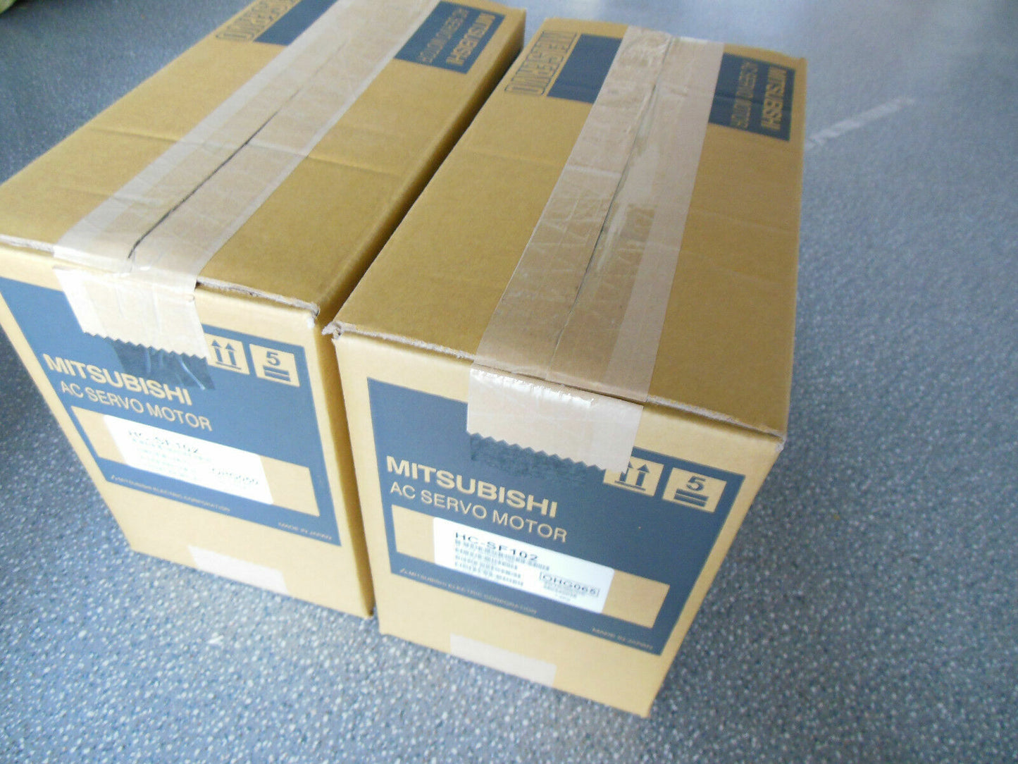 MITSUBISHI SERVO MOTOR HC-SF102 - MITSUBISHI