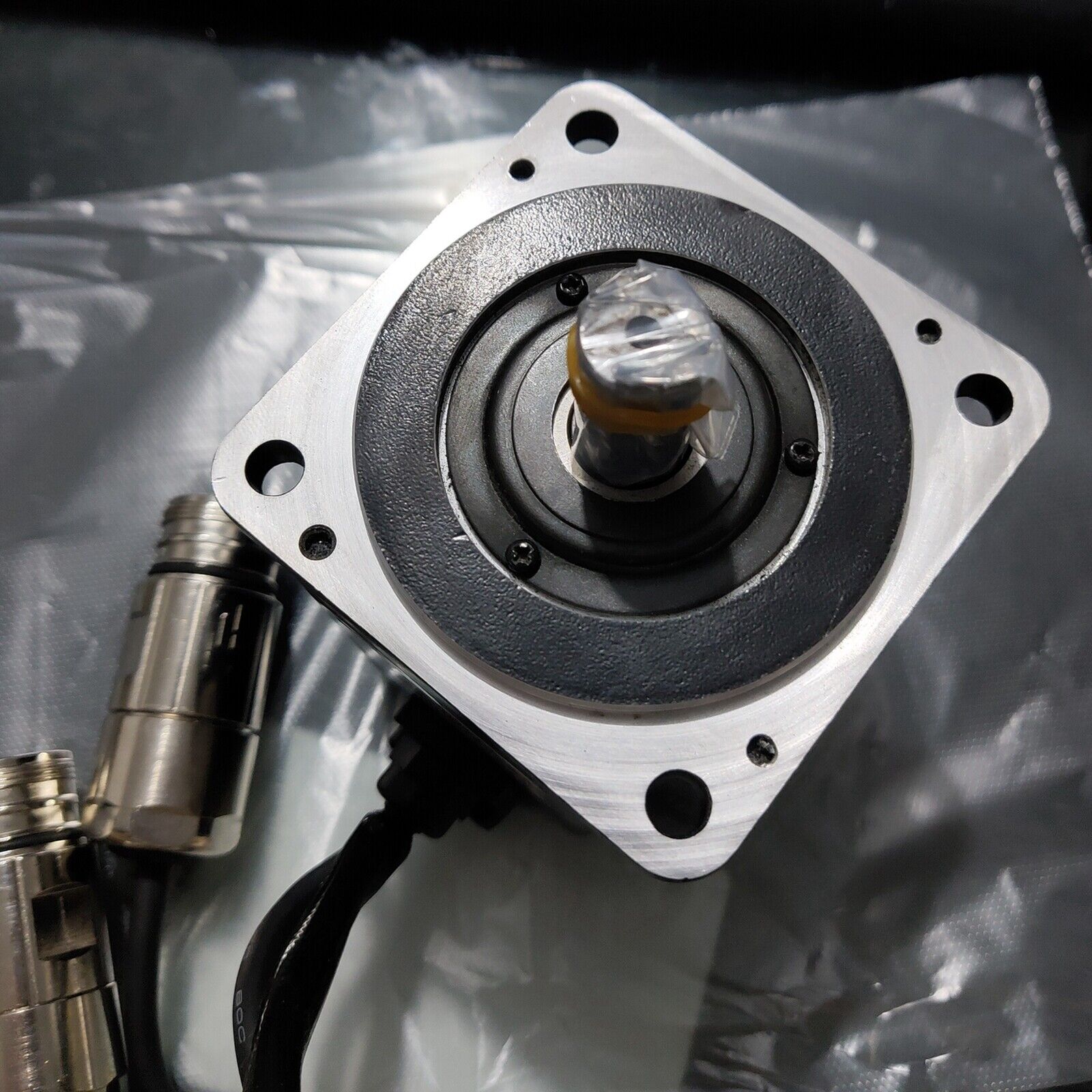 New Yaskawa SGMPH-04AAE41D Servo Motor - YASKAWA