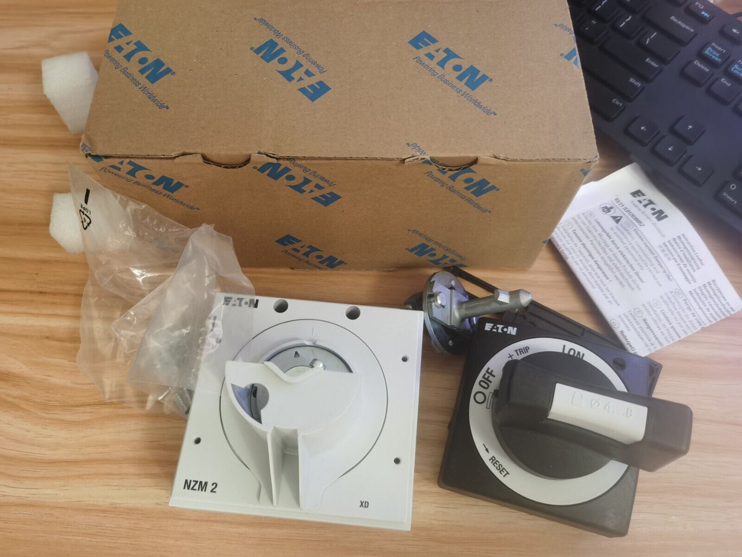 new 1PCS Eaton Moeller NZM2-XTVD NZM2XTVD Rotary Handle In Box - EATON MOELLER