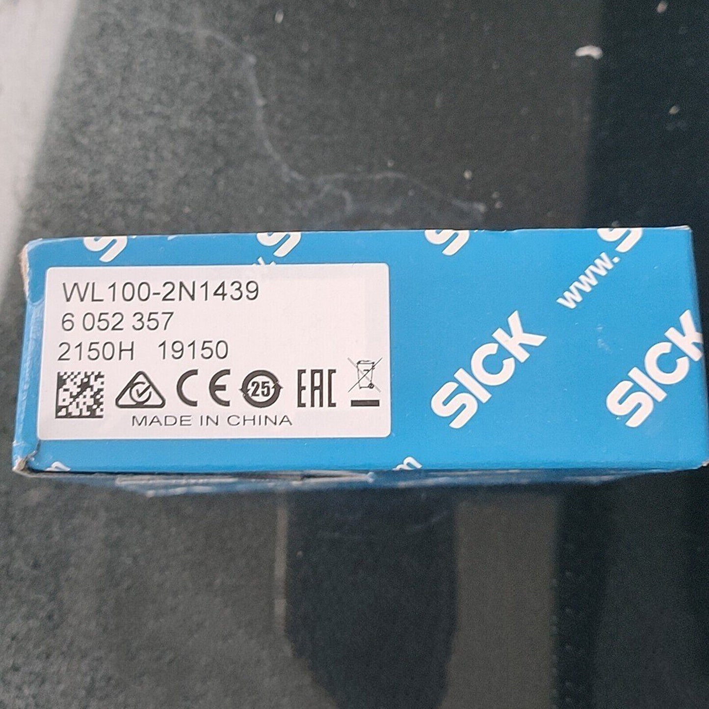 ONE Sick WL100-2N1439 Photoelectric sensor switch fast - SICK