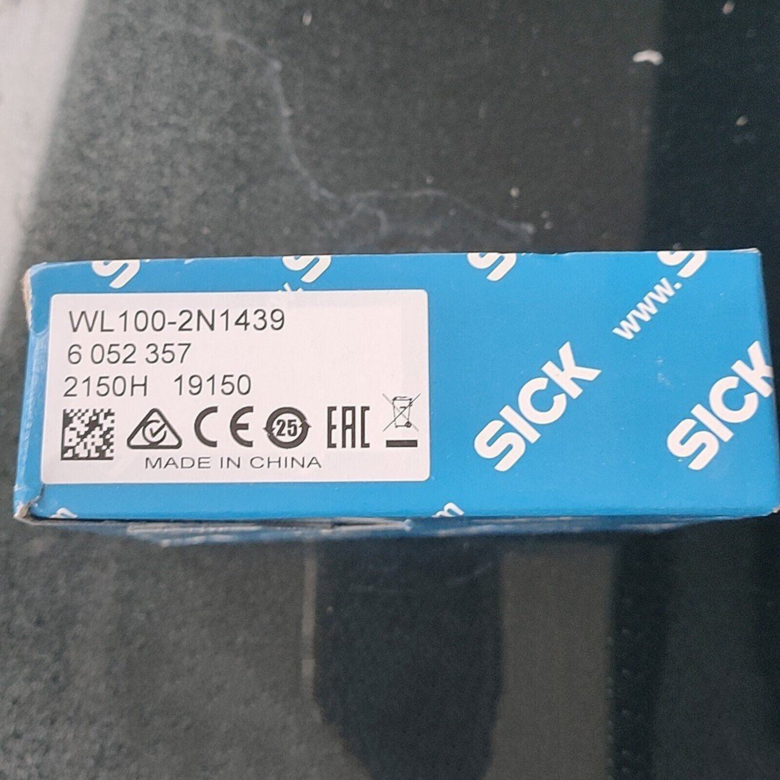 ONE Sick WL100-2N1439 Photoelectric sensor switch fast - SICK