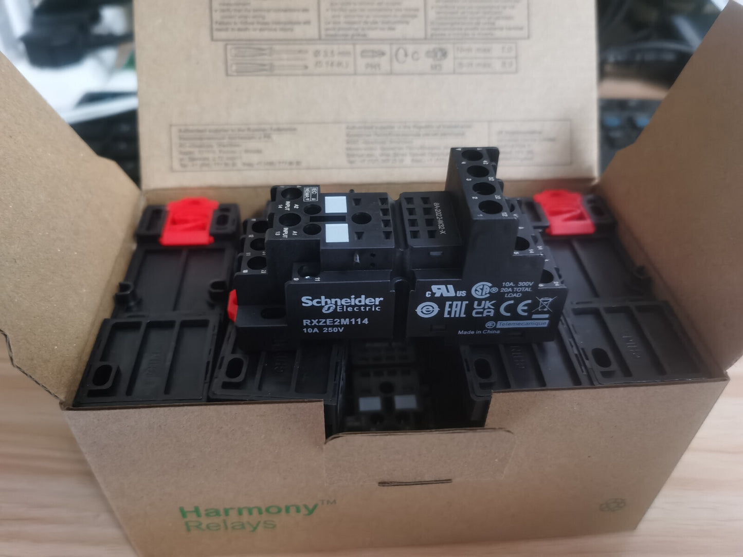 10PCS/1Box  Schneider RXZE2M114 Miniature Relay Sockets In Box