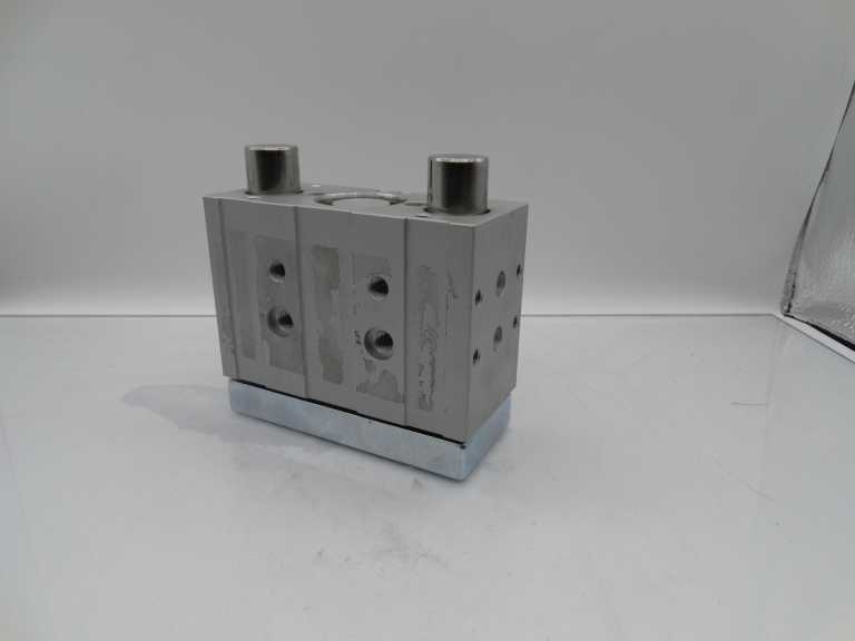 FESTO DFM-32-25-P-A-GF Pneumatic Cylinder with 25 Bar Pressure and 320 N Maximum Force - FESTO