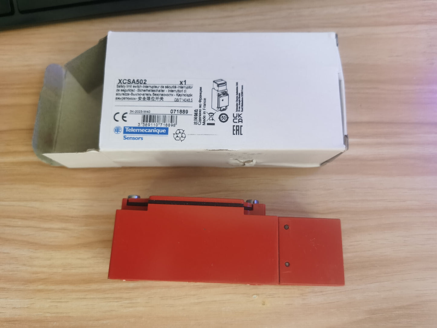 1PC  Schneider XCSA502 XCS-A502 Safety Limit Switch  Free Ship