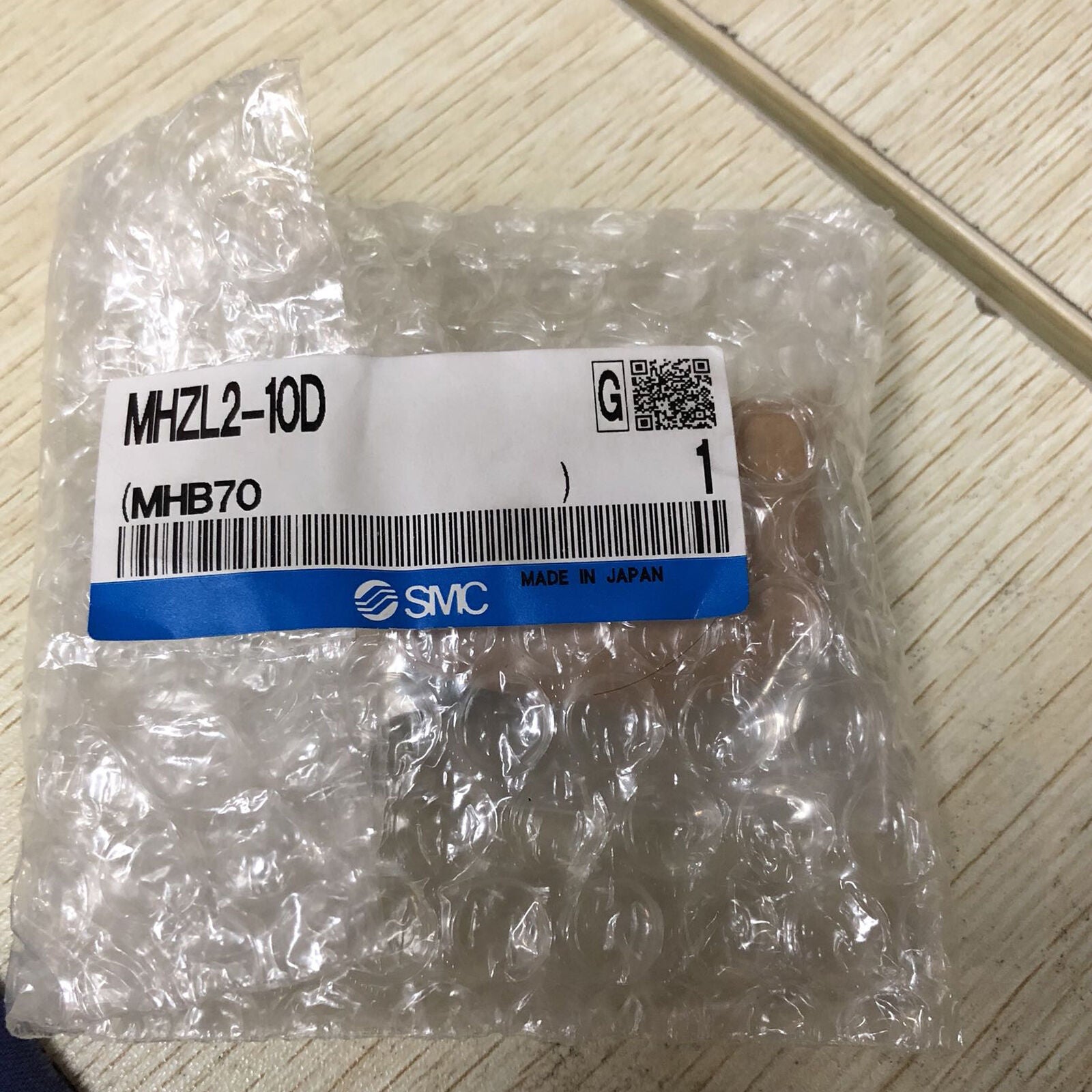 new 1 piece  smc MHZL2-10D Pneumatic cylinder in box