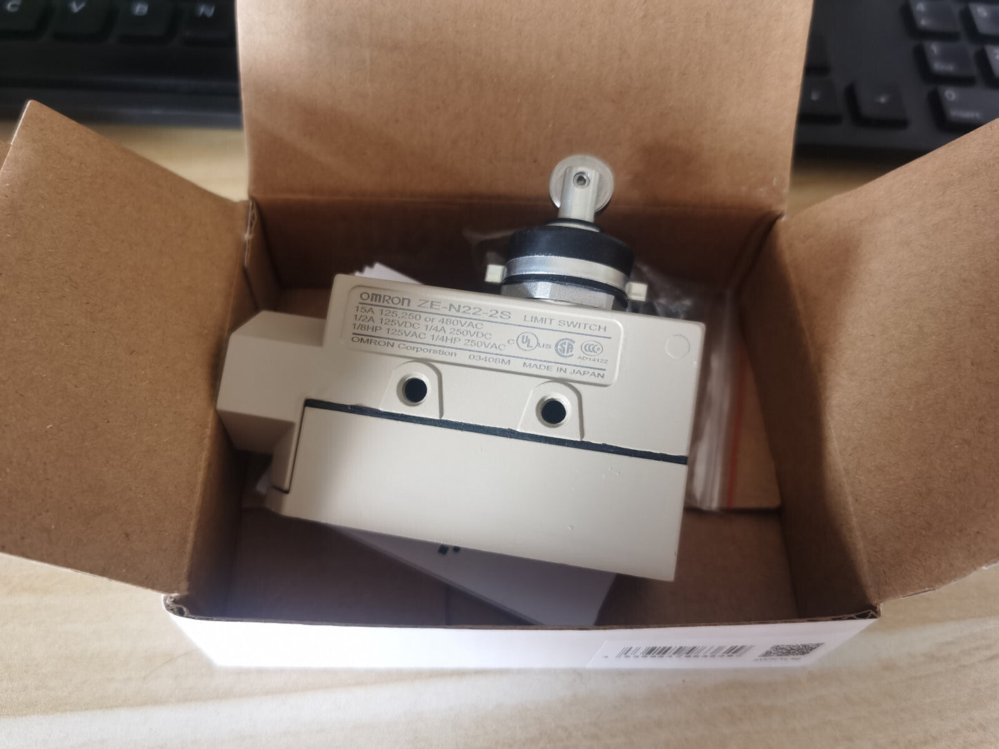 1PCS Omron ZE-N22-2S  ZEN222S limit Switch In Box - Free Shipping #OM