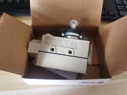 1PCS Omron ZE-N22-2S  ZEN222S limit Switch In Box - Free Shipping #OM