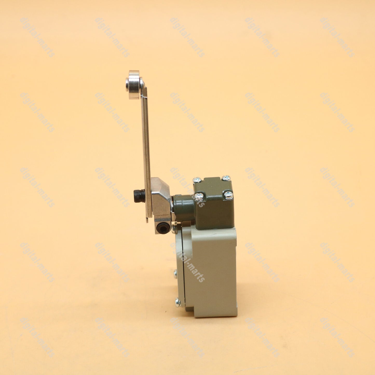 new 1PC omron In Box Limit Switch WLCA12-2 WLCA122 1 year