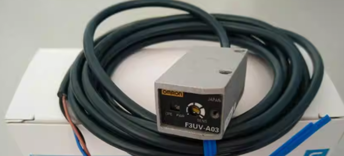 Omron F3UV-A03 UV Light Sensor with High Precision Measurement - OMRON