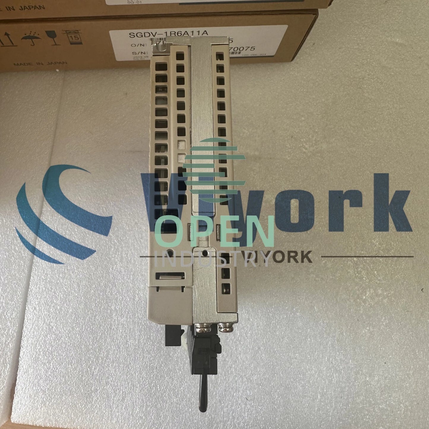 1PCS Yaskawa SGDV-1R6A11A SERVO DRIVE 3-PHASE 200-230VAC 50/60HZ