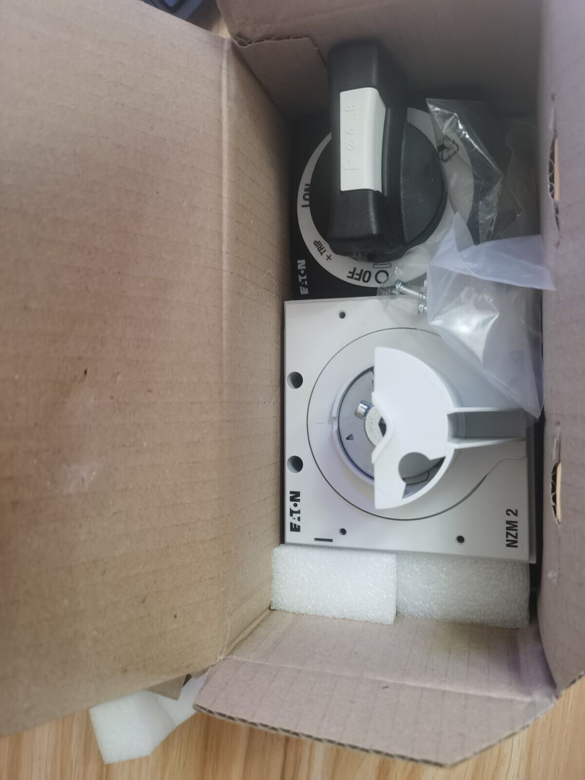 new 1PCS Eaton Moeller NZM2-XTVD NZM2XTVD Rotary Handle In Box - EATON MOELLER