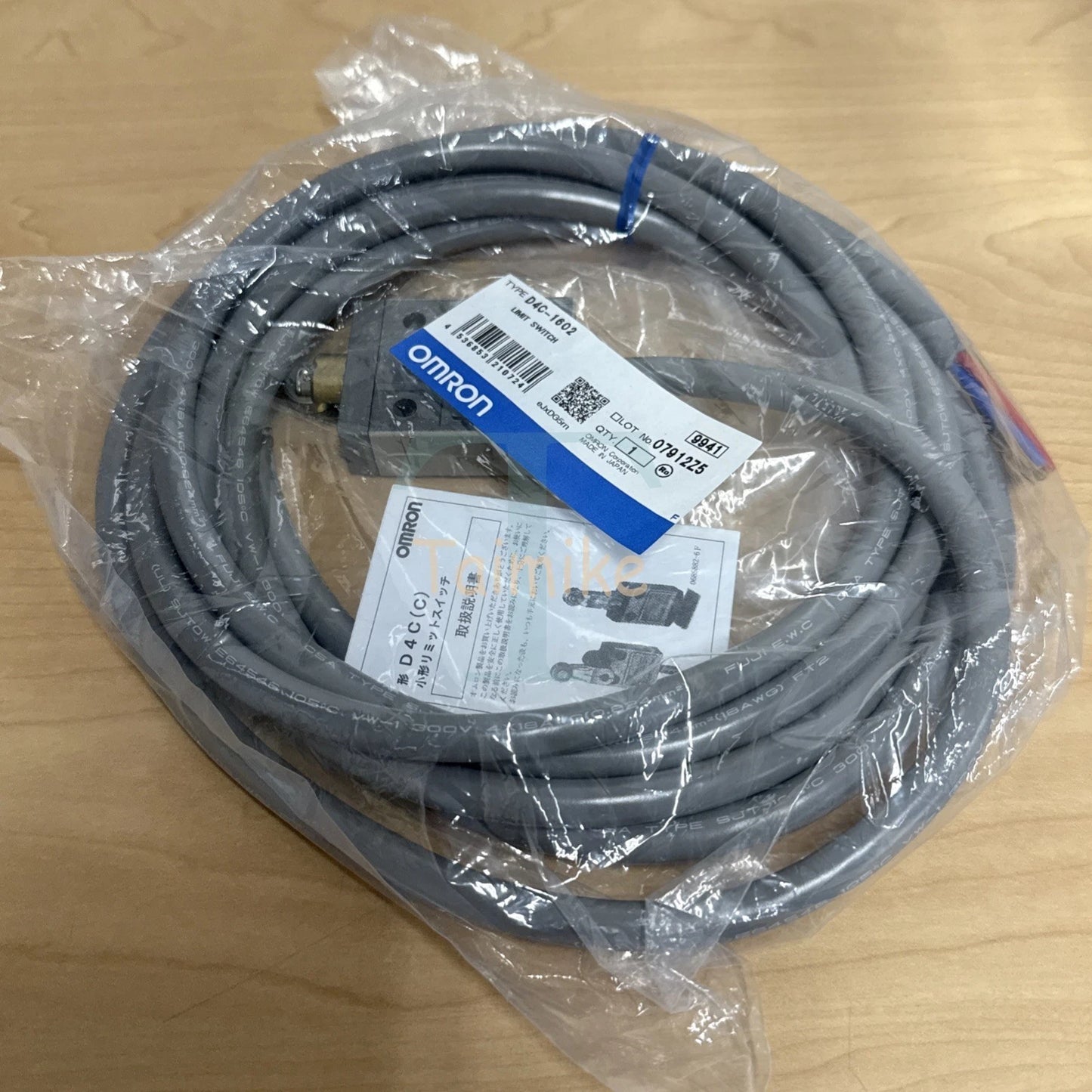 ! Omron D4C-1602 Compact Limit Switch Roller Plunger
