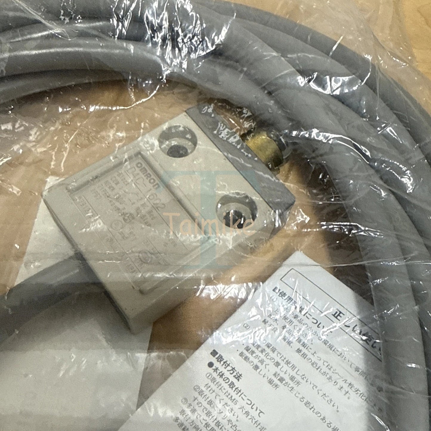 ! Omron D4C-1602 Compact Limit Switch Roller Plunger