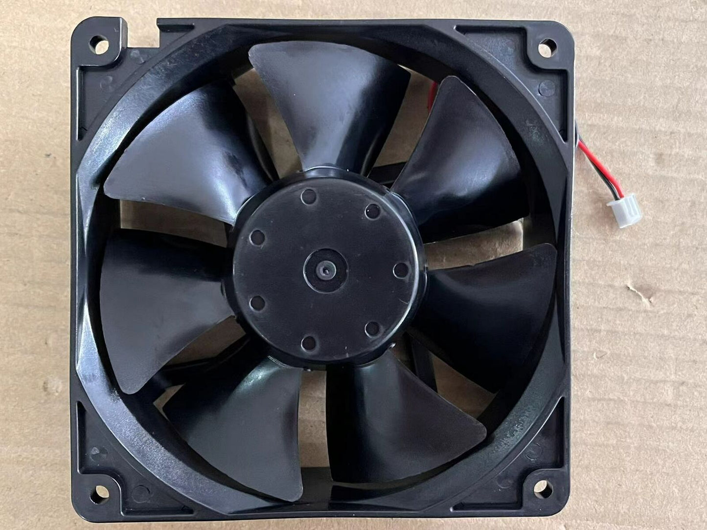 new GLOBE MOTORS D47-B15A-05W3-100 24V 0.40A 12cm inverter cooling fan