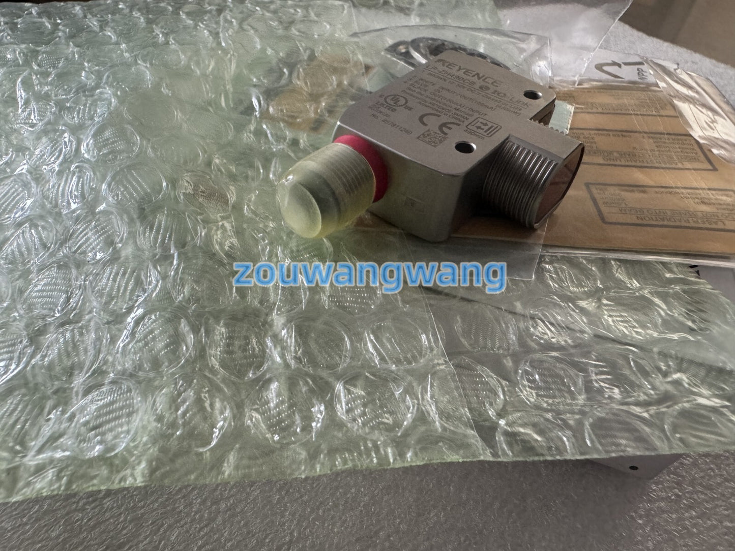 new  IN BOX Keyence LR-ZH490CB Sensor