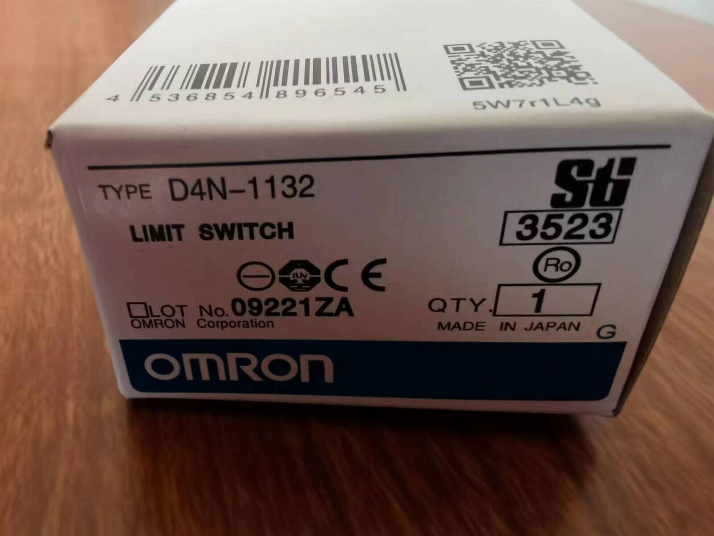 Omron D4N-1132 Limit Switch - New In Box, Reliable Performance - OMRON