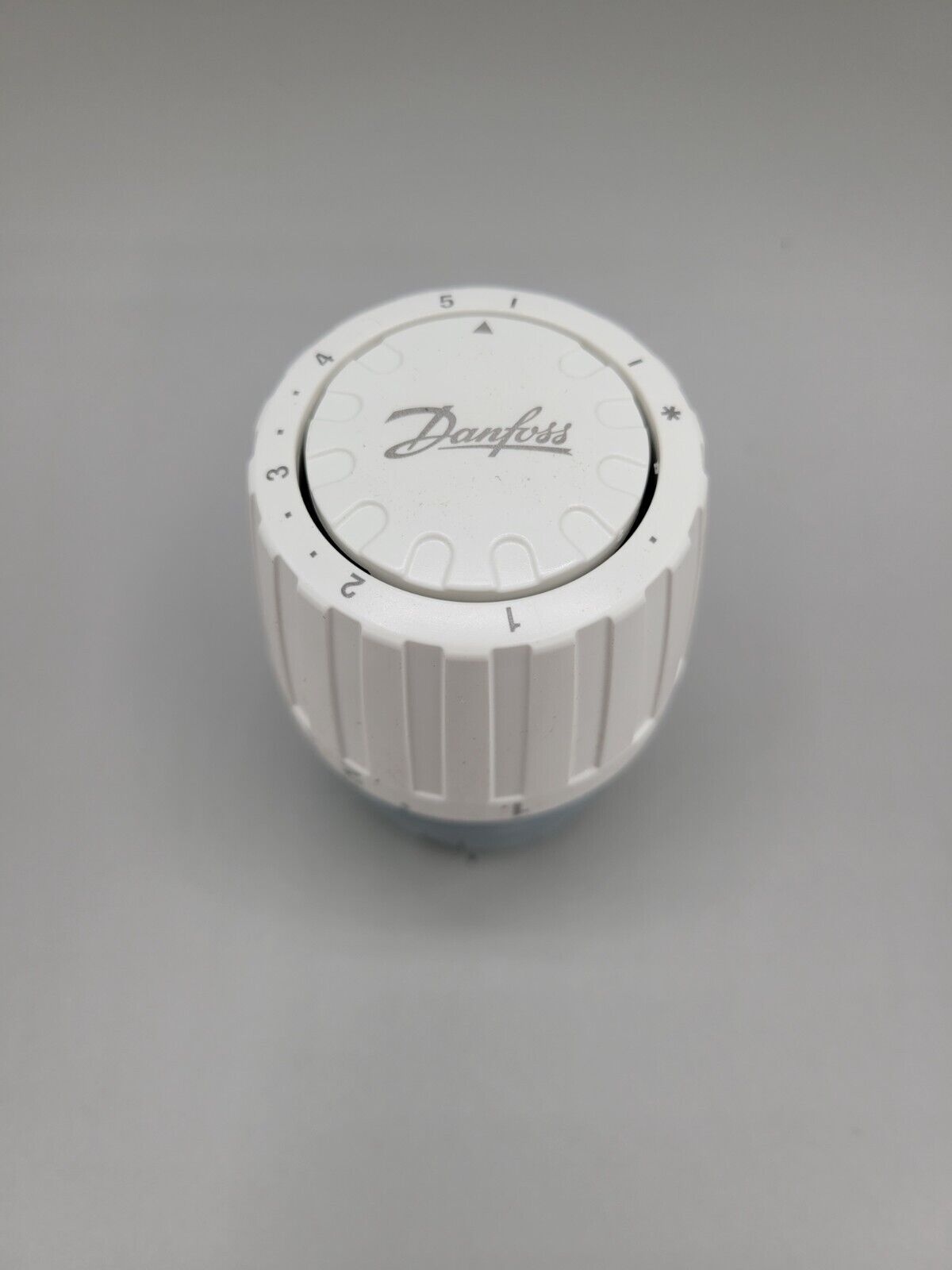 new Danfoss 013G8250 Built-In Direct Head Sensor Thermostatic Radiator Valve RA2000